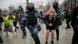 Při protestech na podporu Navalného bylo v Rusku zatčeno už přes 2500 lidí 