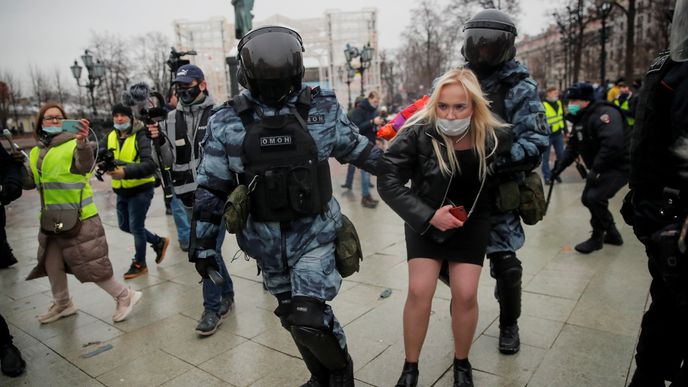 Při protestech na podporu Navalného bylo do sobotního večera středoevropského času zatčeno přes 2500 lidí. (23.01.2021).