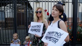 Lidé v Moskvě podpořili hladovějícího režiséra. Policie jich desítku zatkla