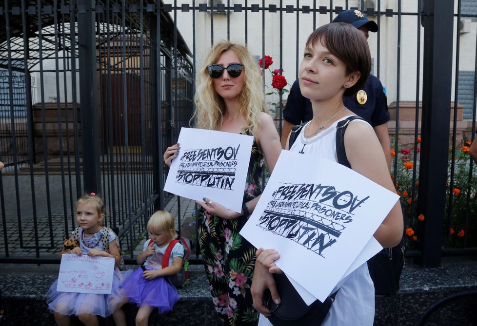 Nejméně deset lidí zadržela dnes policie v centru Moskvy při akci na podporu ukrajinského filmového režiséra Oleha Sencova, který už stý den drží v ruské věznici hladovku.