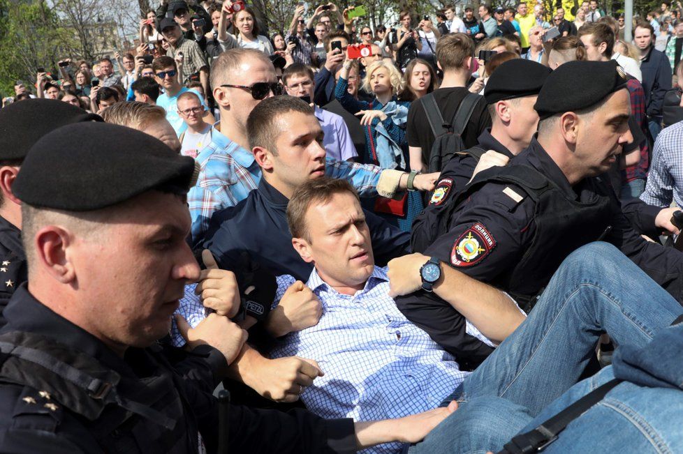 Ani tentokrát se však Navalnyj zatčení nevyhnul (5. 5. 2018).