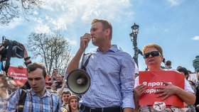 Lídr ruské opozice Alexej Navalnyj na moskevské demonstraci proti politice prezidenta Vladimira Putina. Navalnyj se v noci na dnešek skrýval v konspiračním bytě a unikl tak zatčení ještě před začátkem akce (5.5.2018)-