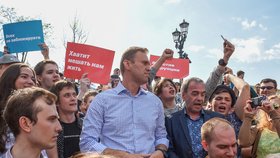 Lídr ruské opozice Alexej Navalnyj na moskevské demonstraci proti politice prezidenta Vladimira Putina. Navalnyj se v noci na dnešek skrýval v konspiračním bytě a unikl tak zatčení ještě před začátkem akce (5.5.2018).