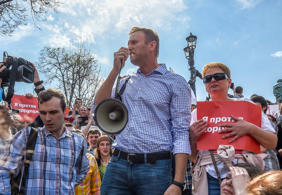 Lídr ruské opozice Alexej Navalnyj na moskevské demonstraci proti politice prezidenta Vladimira Putina. Navalnyj se v noci na dnešek skrýval v konspiračním bytě a unikl tak zatčení ještě před začátkem akce (5.5.2018).