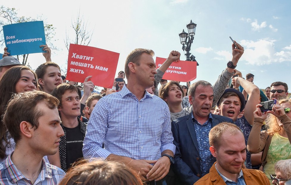 Lídr ruské opozice Alexej Navalnyj na moskevské demonstraci proti politice prezidenta Vladimira Putina. Navalnyj se v noci na dnešek skrýval v konspiračním bytě a unikl tak zatčení ještě před začátkem akce (5. 5. 2018).