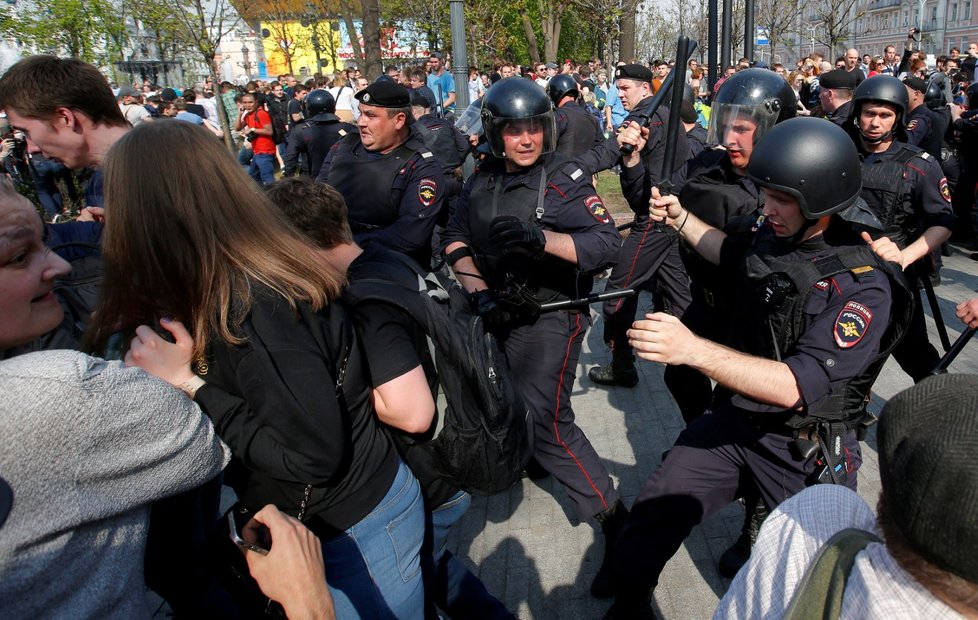 Policie pronásleduje přívržence opozice během protiputinovské demonstrace v Moskvě. Mezi zatčenými se ocitl i ruský opoziční lídr Alexej Navalnyj (5. 5. 2018).