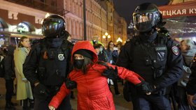 Zatýkání během protestů proti mobilizaci v Rusku