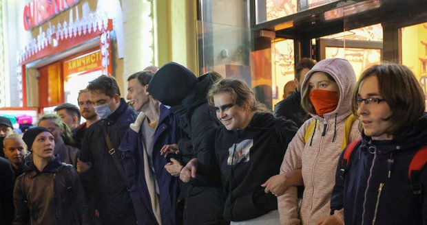 Zoufalé manželky protestují proti Putinově válce: „Nikdo nás neposlouchá!“ Od mobilizace přitvrdily 