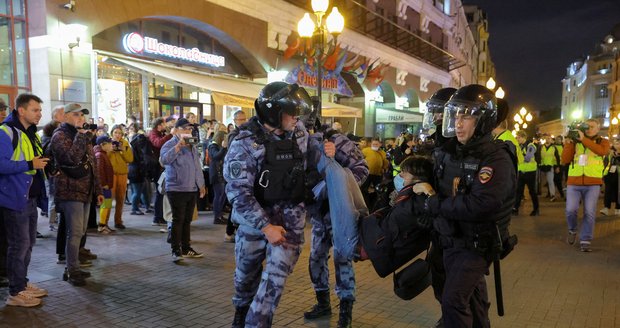 Rusové prchající před mobilizací: Podle Lipavského nesplňují podmínky pro vstup do ČR. Německo je uvítá