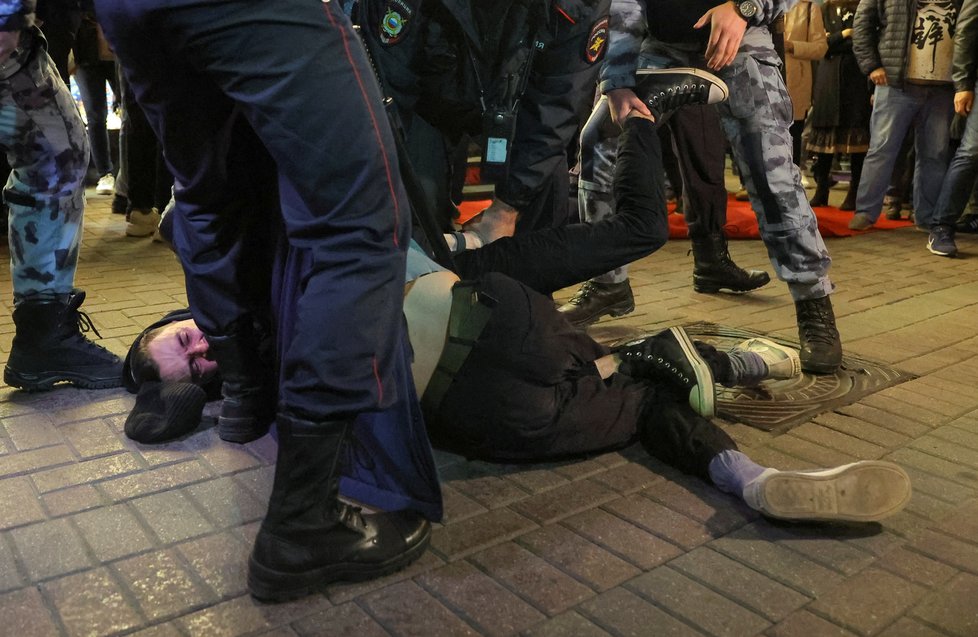 Zatýkání během protestů proti mobilizaci v Rusku