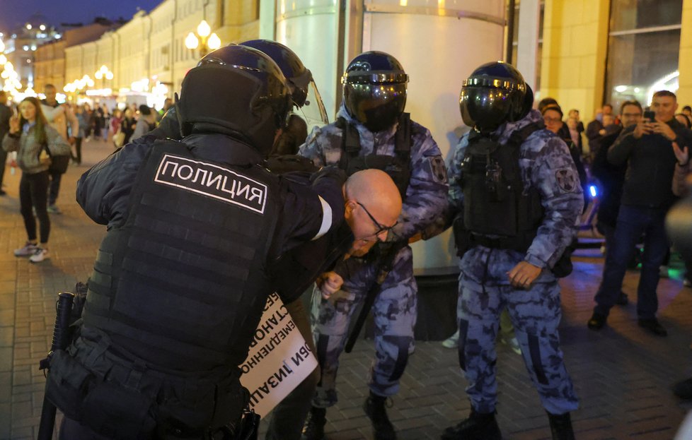 Zatýkání během protestů proti mobilizaci v Rusku