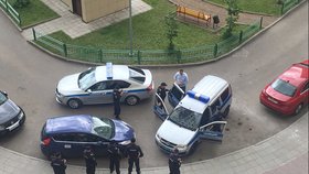 Navalného policisté zadrželi, jakmile vyšel z domu.
