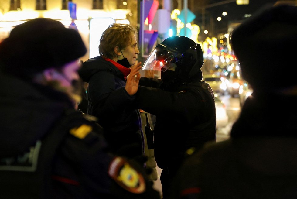 Policie zatýká lidi demonstrující za mír.