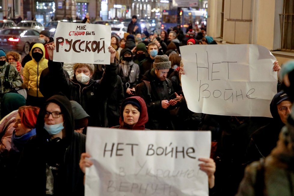Protesty proti válce v Petrohradě.