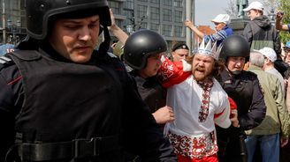 Ruská policie zasáhla proti nepovoleným demonstracím, zadržela více než tisíc lidí