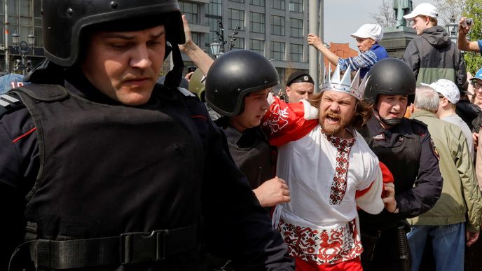 Ruští policisté zadržují jednoho z účastníků Navalného demonstrace v Moskvě (5.5.2018)
