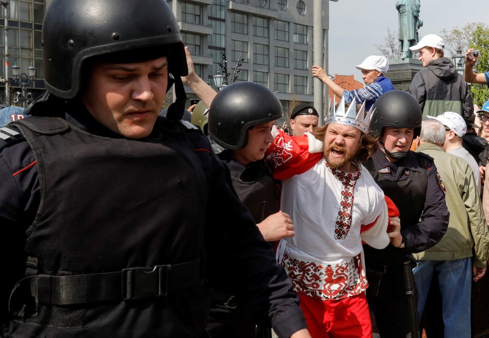 Ruští policisté zadržují jednoho z účastníků Navalného demonstrace v Moskvě (5.5.2018)