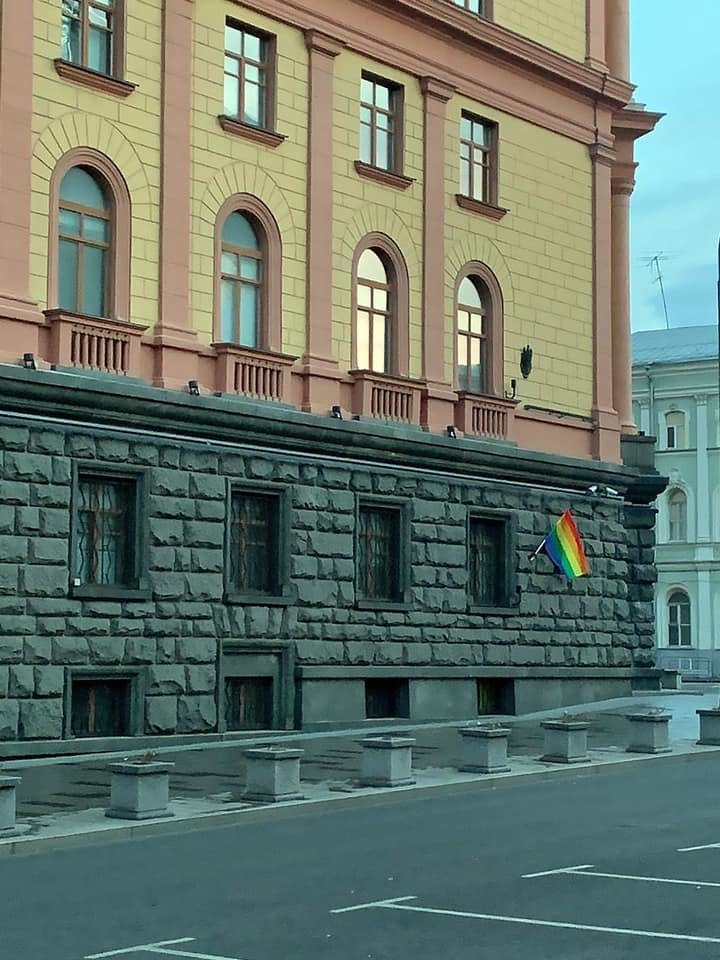 Sídlo FSB (dřív KGB) s duhovou vlajkou.