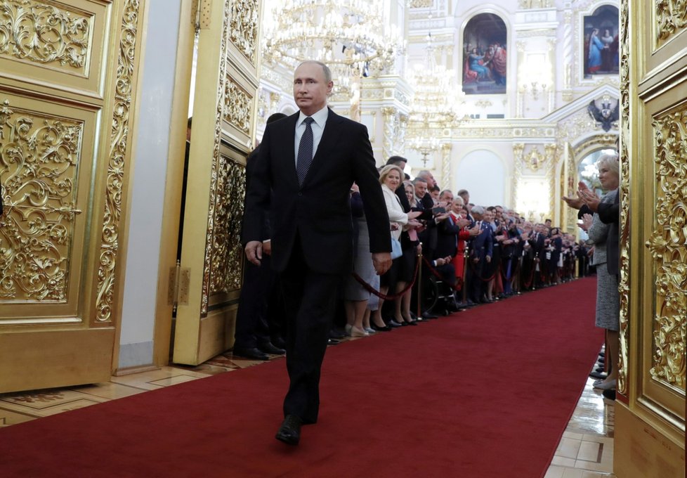 Vladimir Putin během své čtvrté prezidentské inaugurace. Rusko by měl vést až do roku 2024 a nejspíše se bude jednat o jeho poslední mandát (7.5.2018).