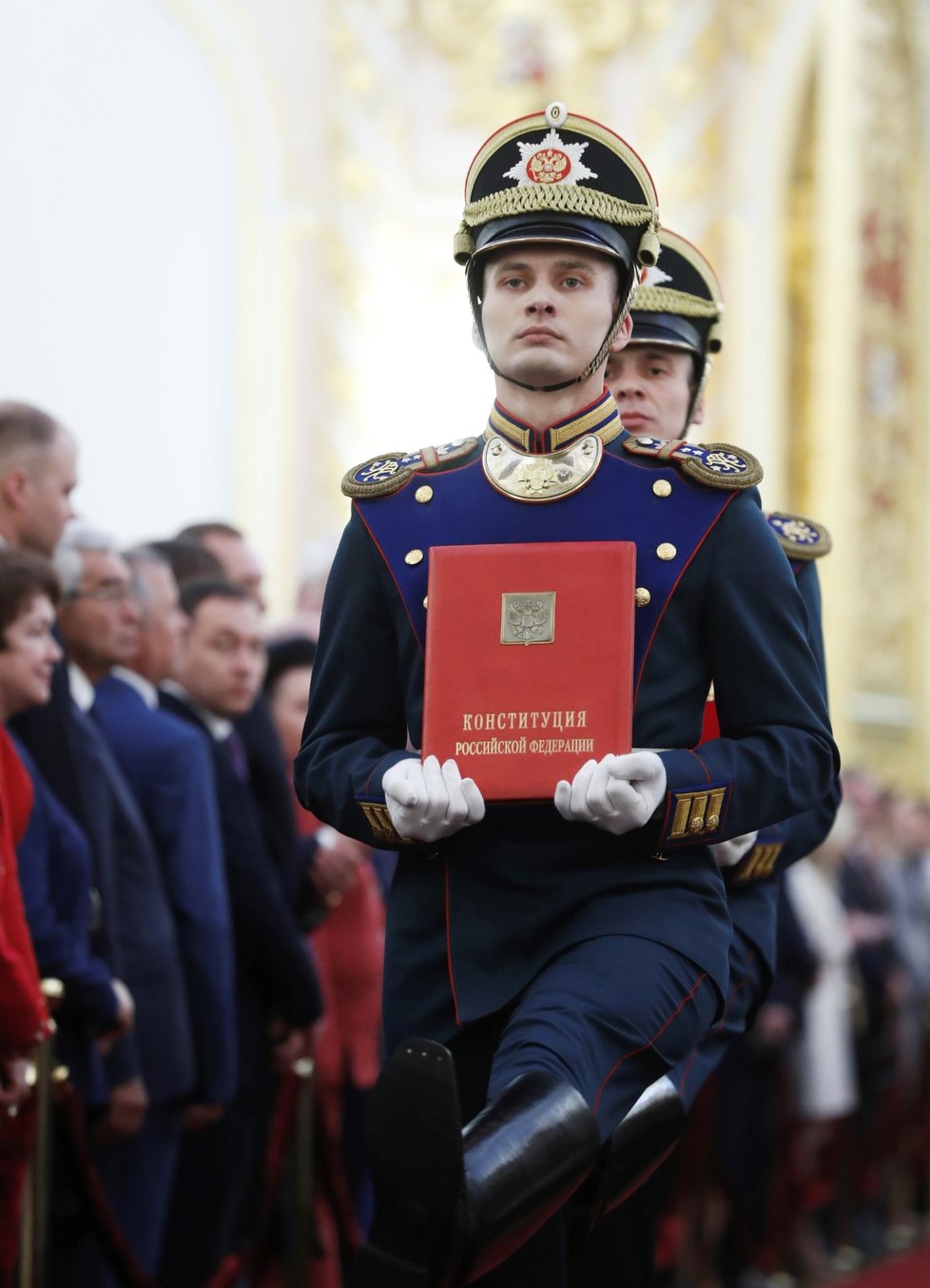 Čestná stráž nese prezidentskou ústavu během Putinovy čtvrté prezidentské inaugurace (7.5.2018).
