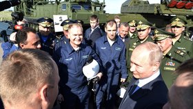 Vladimir Putin má své vojáky rád.