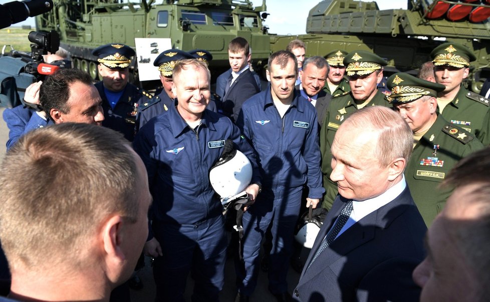 Prezident Vladimir Putin se setkal s ruskou armádou
