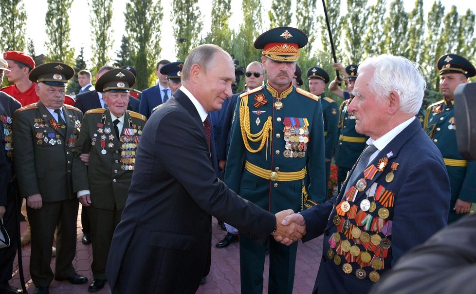 Ruský prezident Vladimir Putin s armádními veterány