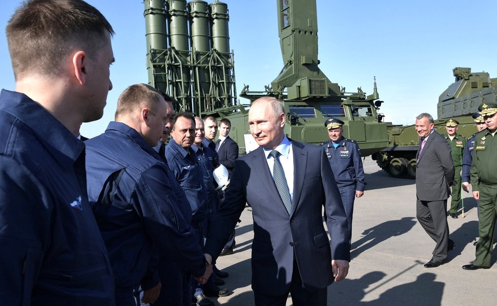 Ruský prezident Vladimir Putin s vojáky
