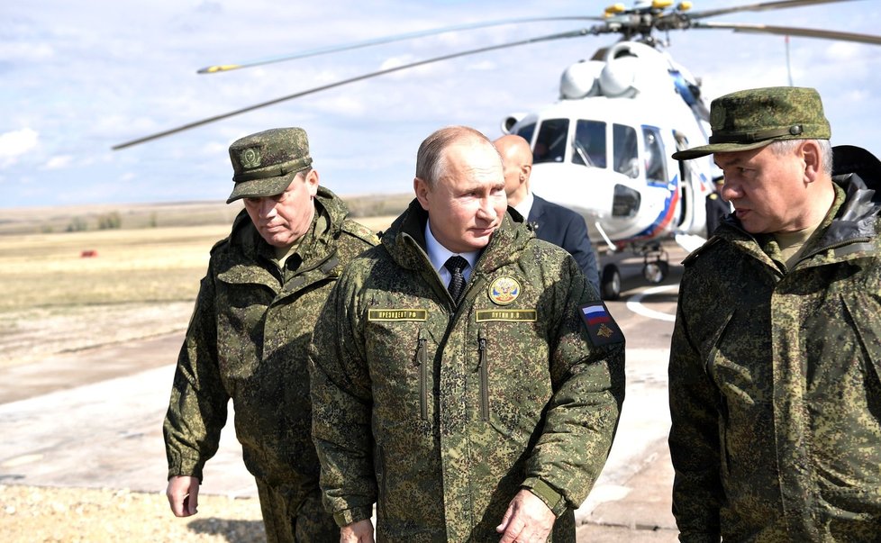 Ruský prezident Vladimir Putin s vojáky