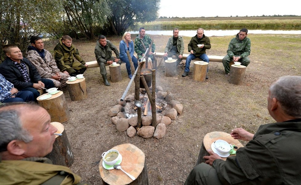 Putin a Medveděv s rybáři na jezeře Ilmeň (10. 9. 2016).