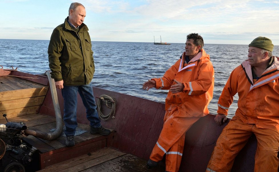 Putin a Medveděv s rybáři na jezeře Ilmeň (10. 9. 2016).