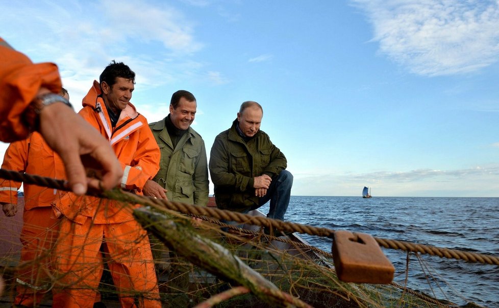 Putin a Medveděv s rybáři na jezeře Ilmeň (10. 9. 2016).