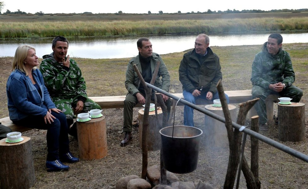 Putin a Medveděv s rybáři na jezeře Ilmeň (10. 9. 2016).