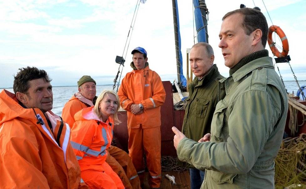 Putin a Medveděv s rybáři na jezeře Ilmeň (10. 9. 2016).