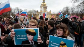 „Není náš car“, hlásá jeden z transparentů (vlevo), které si odpůrci ruského prezidenta Putina přinesli na sobotní demonstraci. Jedním ze symbolů protestů je i žlutá kachnička je odkazem na domek pro kachnu, který se nachází na jednom z panství ruského premiéra Dmitrije Medvěděva (5.5.2018).