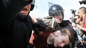 Policie zadržuje jednoho z protiputinovských demonstrantů během protestů v Moskvě. Ty se konaly u příležitosti Putinovy čtvrté prezidentské inaugurace (5.5.2018).