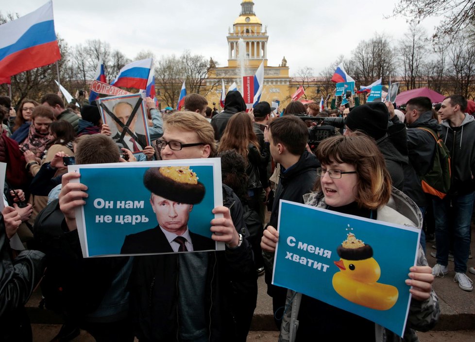 „Není náš car,“ hlásá jeden z transparentů (vlevo), které si odpůrci ruského prezidenta Putina přinesli na sobotní demonstraci. Jedním ze symbolů protestů je i žlutá kachnička, je odkazem na domek pro kachnu, který se nachází na jednom z panství ruského premiéra Dmitrije Medvěděva (5. 5. 2018).