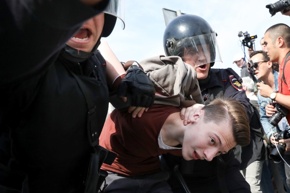 Policie zadržuje jednoho z protiputinovských demonstrantů během protestů v Moskvě. Ty se konaly u příležitosti Putinovy čtvrté prezidentské inaugurace (5.5.2018).