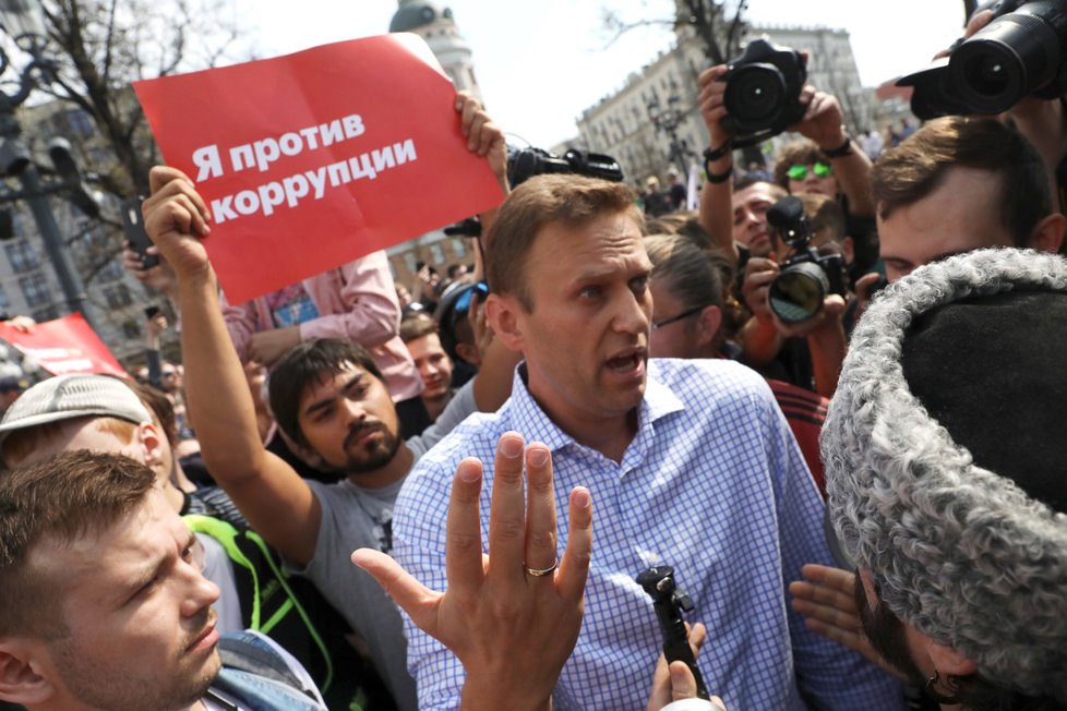 Lídr ruské opozice Alexej Navalnyj během sobotní demonstrace v Moskvě. Řada demonstrujících nesla transparenty „Jsem proti korupci“, kterou spojují s vládou prezidenta Vladimira Putina (5.5.2018)