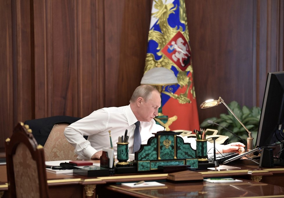 Vladimir Putin krátce před inaugurací. Ve své kremelské pracovně bude úřadovat dalších šest let (7.5.2018).