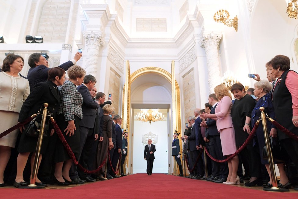 Inaugurační hosté sledují příchod staronového prezidenta Vladimira Putina (7.5.2018).