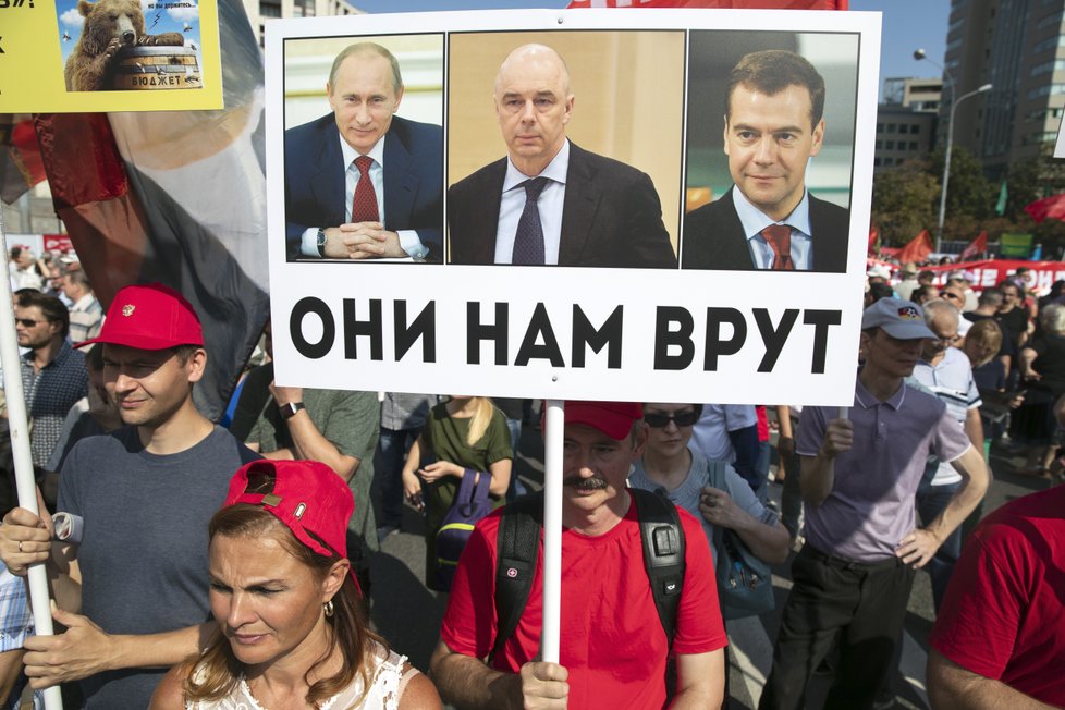 Ruský prezident Putin a jeho vláda ztratili v zemi popularitu zvláště kvůli důchodové reformě. Lidé ho při protestech označili za nepřítele národa.