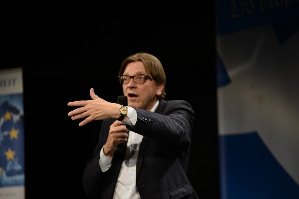 Zákaz má i bývalý belgický premiér a nyní poslanec Evropského parlamentu Guy Verhofstadt.