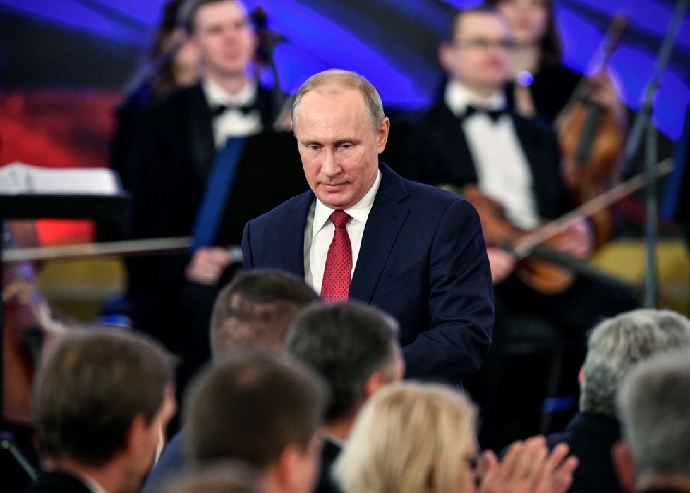 Ruský prezident Vladimir Putin přichází na předávání státních vyznamenání.