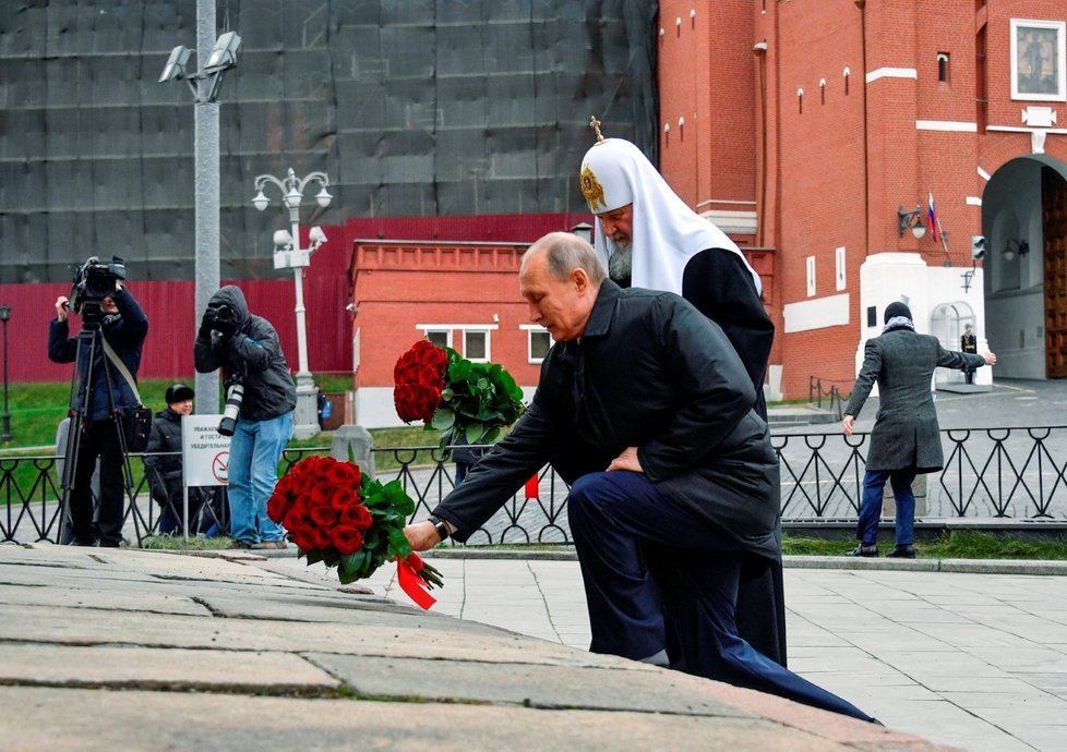 Ruský prezident společně s představiteli největších ruských náboženství položil květiny na památník  Kuzmy Minina a Dimitrije Požarského, kteří před 400 lety vedli moskevské povstání proti Polákům.