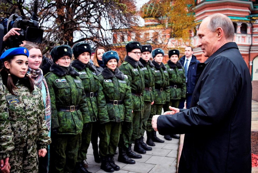 Vladimir Putin se na Rudém náměstí setkal s kadety vojenských škol