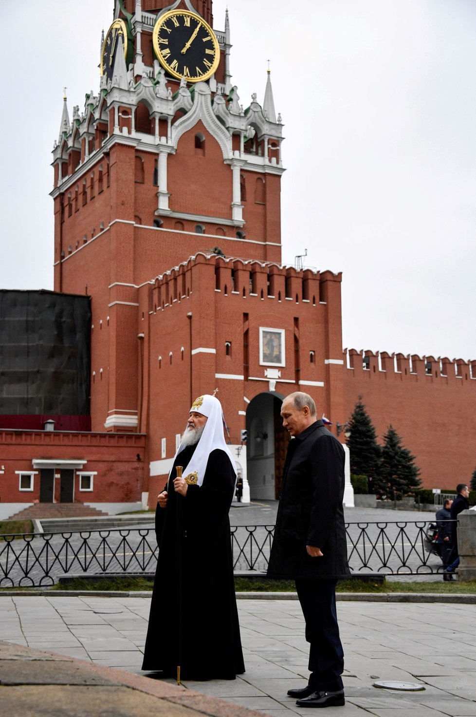 Putin a patriarcha Kirill vzdávají čest vůdcům moskevského povstání proti Polákům.
