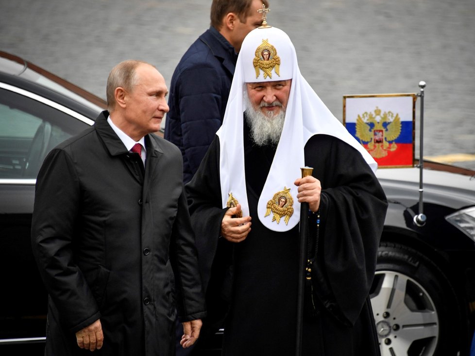 Ruský prezident Vladimir Putin a patriarcha Kirill přijíždějí na Rudé náměstí.