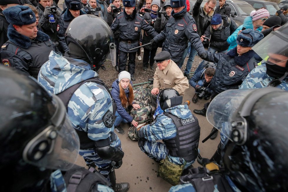 Při potyčkách mezi ruskými nacionalisty a policií bylo zraněno několik osob.
