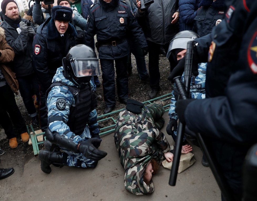 Při potyčkách mezi ruskými nacionalisty a policií bylo zraněno několik osob.